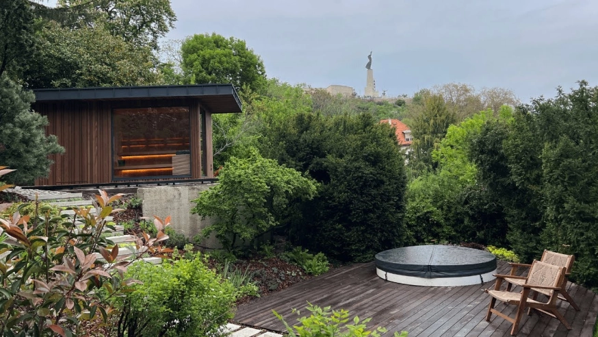 Installation of a custom premium designer cabin in Budapest in just 28 hours!